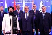 Afganský minister zahraničných vecí Amír Chán Muttakí a šéf ruskej diplomacie Sergej Lavrov.