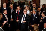Britský premiér Keir Starmer (v strede) drží fotoaparát počas rozhovoru s podnikateľmi v paláci Tádž Mahal v Bombaji.