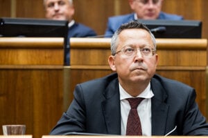 Kamenický ukázal návrh rozpočtu: Dlh a deficit už neodhaduje tak optimisticky