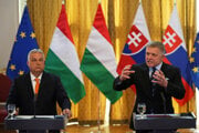 Premiér Robert Fico s maďarským premiérom Viktorom Orbánom.