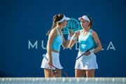 Slovenská tenistka Tereza Mihalíková (vľavo) s Britkou Oliviou Nichollsovou.