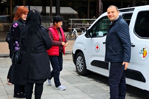 Taxík "Smajlík" seniorom predstavili Pavol Holeštiak a Anna Belousovová. 