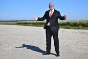 Minister dopravy Jozef Ráž (nominant Smeru) na stavbe obchvatu počas kontrolnej návštevy pri meste Šaľa.