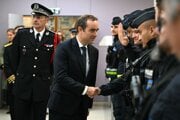 Francúzsky premiér Sébastien Lecornu počas návštevy policajnej stanice v parížskej štvrti L'Hay-les-Roses.