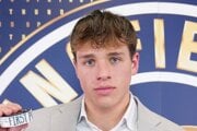 Juraj Pekarčík s pukom za prvý gól v AHL. 