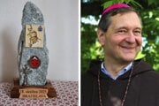 Pamätný kameň vyrobený Zuberčanom Jánom Jurinom odovzdajú horskí záchranári novému biskupovi ozbrojených síl Pavlovi Šajgalíkovi (vpravo) v sobotu počas jeho vysvätenia. 