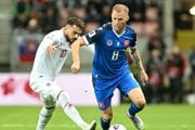 Ondrej Duda a Danel Sinani počas kvalifikačného zápasu MS 2026 Slovensko - Luxembursko.