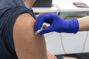 Nová vakcína poskytuje zvýšenú ochranu proti aktuálne najrozšírenejšiemu variantu koronavírusu.