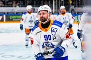 Tomáš Tatar oslavuje gól v drese EV Zug. 