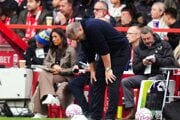 Tréner Nottinghamu Ange Postecoglu reaguje v zápase 8. kola Premier League Nottingham Forest - FC Chelsea Londýn.