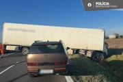 Skrížený kamión na diaľnici D1 pri Senci.