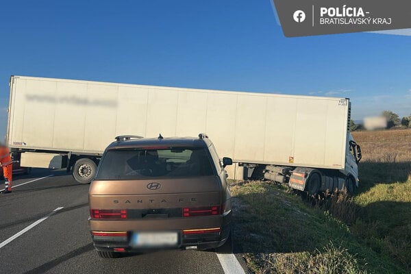 Skrížený kamión na diaľnici D1 pri Senci.
