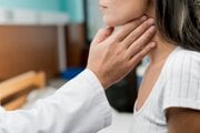 Lekár pri prehmataní štítnej žľazy sleduje jej veľkosť, konzistenciu, pohyblivosť pri prehĺtaní, prítomnosť uzlov alebo bolestivosti.