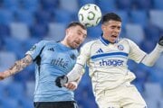 Guram Kašia (vľavo) a Kendry Páez v hlavičkovom súboji v zápase Slovan Bratislava - Štrasburg. 