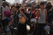 Palestínčania čakajú na jedlo v komunitnej kuchyni v Gaze