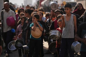 Palestínčania čakajú na jedlo v komunitnej kuchyni v Gaze