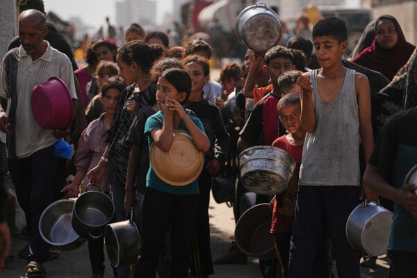 Palestínčania čakajú na jedlo v komunitnej kuchyni v Gaze