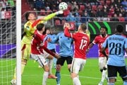 Brankár Slovana Dominik Takáč (vľavo) vyráža loptu počas zápasu 2. kola ligovej fázy Konferenčnej ligy vo futbale AZ Alkmaar - ŠK Slovan Bratislava. 