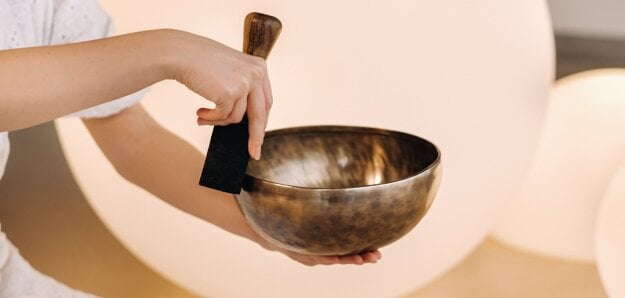 Tibetská misa počas Henima Spa rituálu na telo – zvuková terapia pre uvoľnenie tela a mysle.  (zdroj: Henima)
