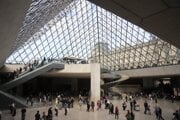 vstupná hala múzea Louvre.