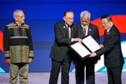 Prezident Východného Timoru Jose Ramos-Horta (vľavo) a jeho premiér Kay Rala Xanana Gusmao počas ceremónie.