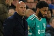 Arne Slot a Joe Gomez.