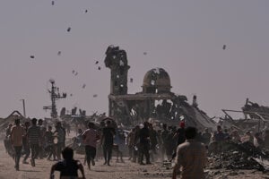 Hamas sa nechce vzdať zbraní, Izrael zas kontroly. V Pásme Gazy zatiaľ ďalej umierajú ľudia