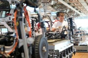 Zamestnanec Volkswagenu kontroluje elektromobil ID.3 v továrni v Drážďanoch.