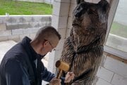 Rezbár Roman Bubela pri tvorbe dvojmetrového medveďa. 