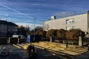 V Prievidzi začali s montážou mobilnej ľadovej plochy na Námestí slobody.