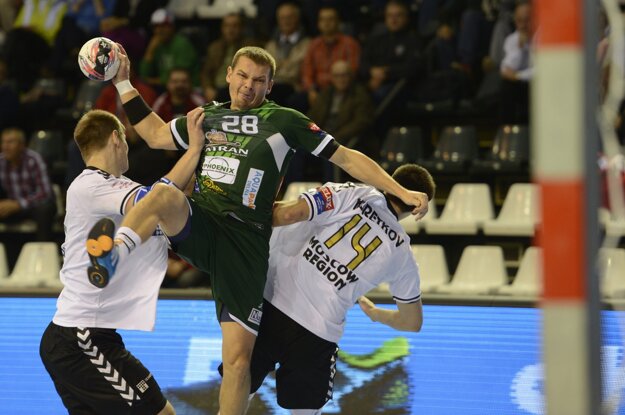 Radoslav Antl (v strede) zakončuje pomedzi dvoch brániacich hráčov súpera.