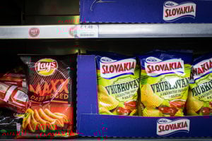 Zemiakové chipsy Slovakia a Lays.