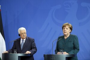 Mahmúd Abbás a Angela Merkelová.