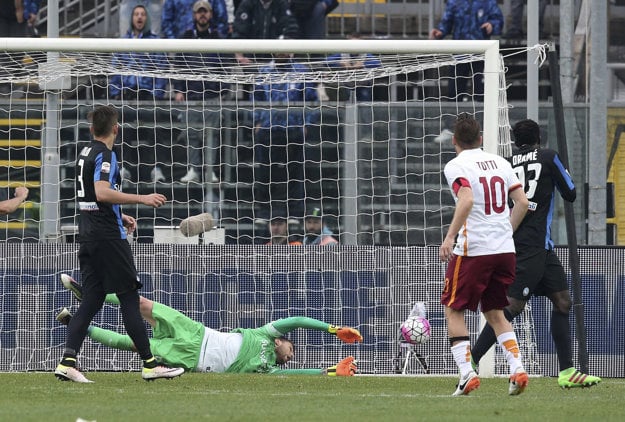 Francesco Totti strieľa vyrovnávajúci gól do siete FC Turín.