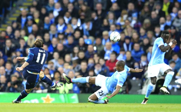 Ohroziť bránu Manchesteru City sa pokúšal aj Gareth Bale (vľavo), ale jeho pokus zblokoval Fernandinho (v strede).