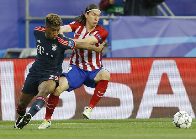 O loptu bojujú Filipe Luís (vpravo) z Atlética Madrid a Kingsley Coman.