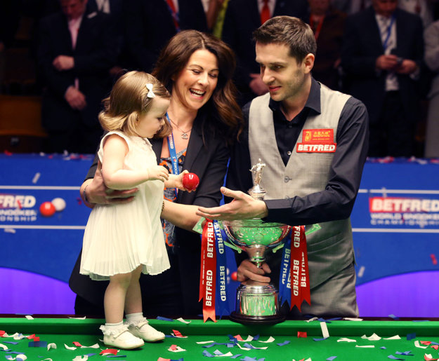 Mark Selby zapózoval aj so svojou rodinou.