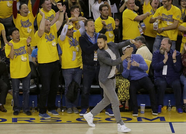 Stephen Curry sledoval zápas iba v civile.
