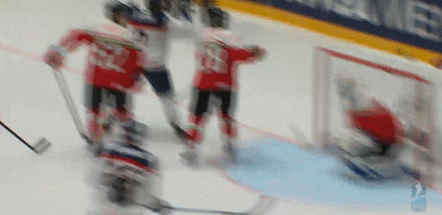 Andrej Sekera strieľa tretí gól Slovenska do siete Maďarska.