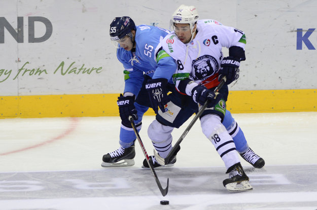 Jonathan Cheechoo (vpravo) v súboji o puk s útočníkom Máriom Bližňákom.