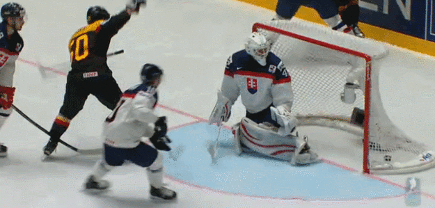 Patrick Hager vyrovnáva na 1:1.
