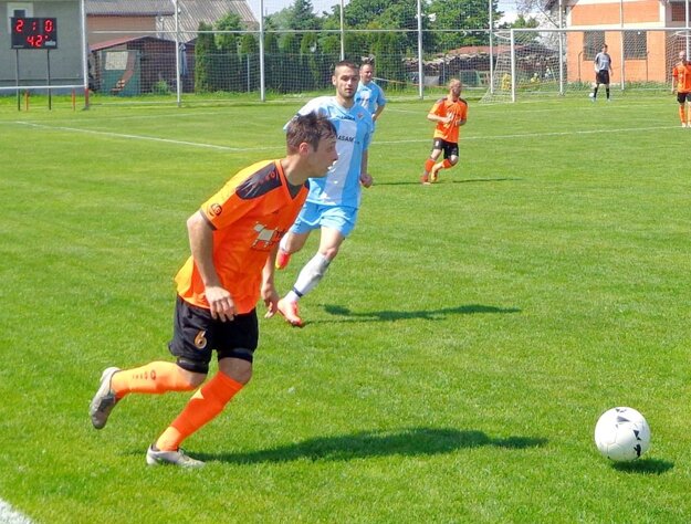 Akciu zakladá domáci Tomáš Mesároš, prizerá sa Marek Haveta. (zdroj: Ľuboš Modzga „Šuker“)