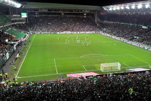 Štadión Geoffroy-Guichard v Saint-Etienne má podľa anglického štýlu štyri tribúny. 