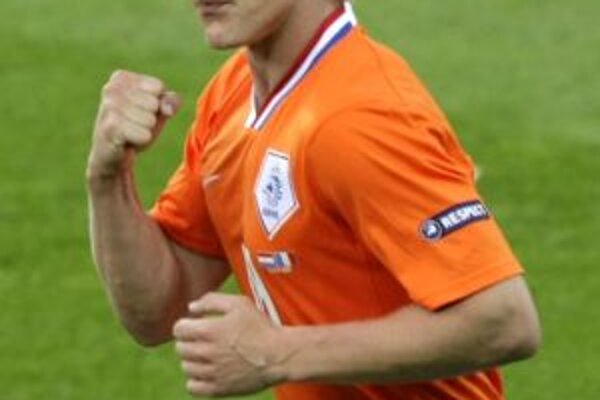 Holandský útočník Dirk Kuyt sa teší z prvého gólu v sieti súpera. Holandsko vyhralo v Berne v C-skupine ME nad Francúzskom 4:1.