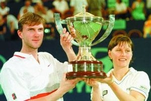 Karol Kučera a Karina Habšudová s víťazným Hopmanovým pohárom.