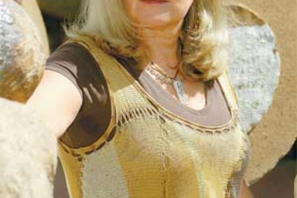 Jaroslava Anna Šicková-Fabrici, akademická sochárka. V roku 1975 absolvovala štúdium monumentálneho sochárstva v Bratislave, do roku 1984 pôsobila ako výtvarníčka v slobodnom povolaní. Od roku 1984 sa venuje arteterapii, od roku 1991 pôsobí na Katedre lie