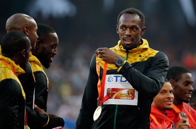 Usain Bolt (vpravo) pravdepodobne príde o zlatú medailu.
