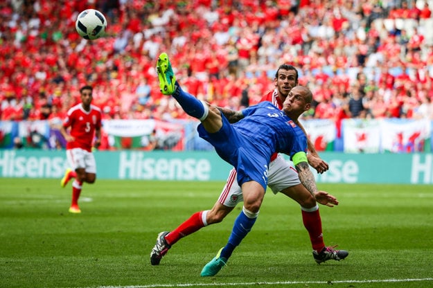 Martin Škrtel v obrannom zákroku. V druhom góle Walesu má prsty aj on.