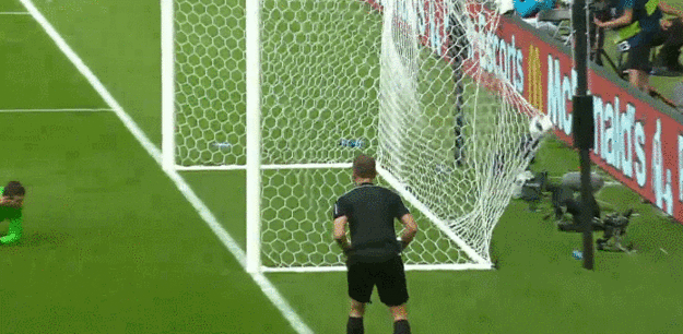 Ondrej Duda strieľa vyrovnávajúci gól.