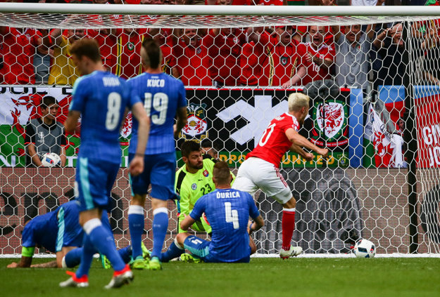 Matúš Kozáčik dostáva druhý gól v zápase.